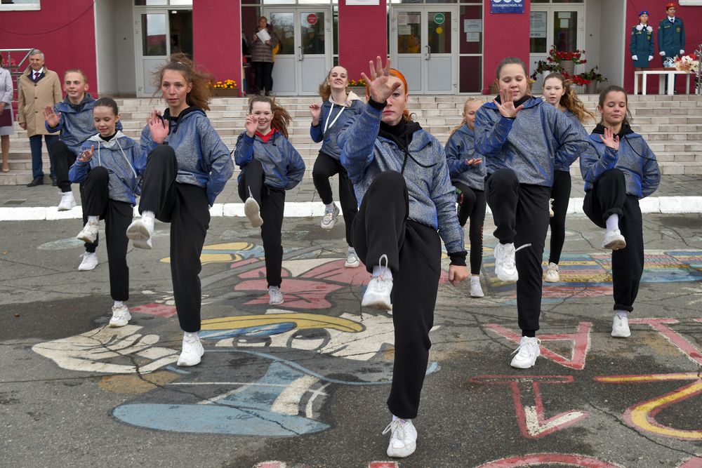 Танец у школы