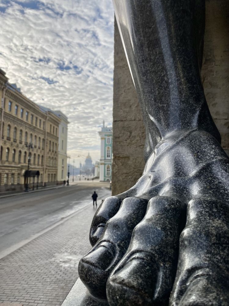 Атланты держат небо