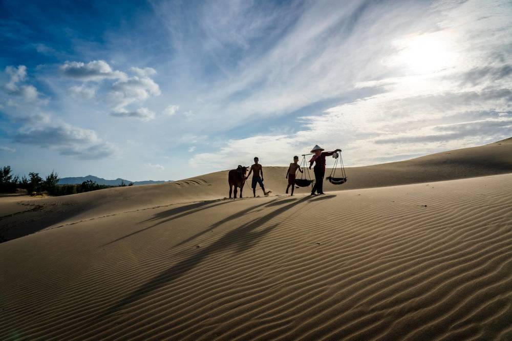 Go to the village market with Mom