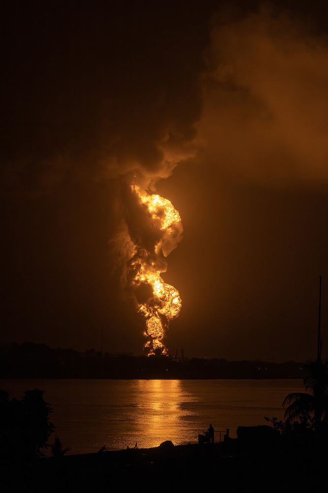 fire of the oil tanks in the zone of supertankers of matanzas cuba