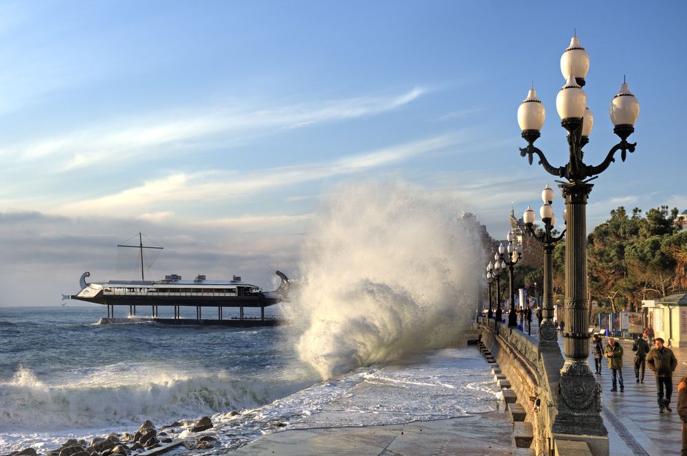 Шторм в Ялте