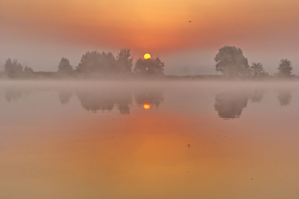 Восход над озером.