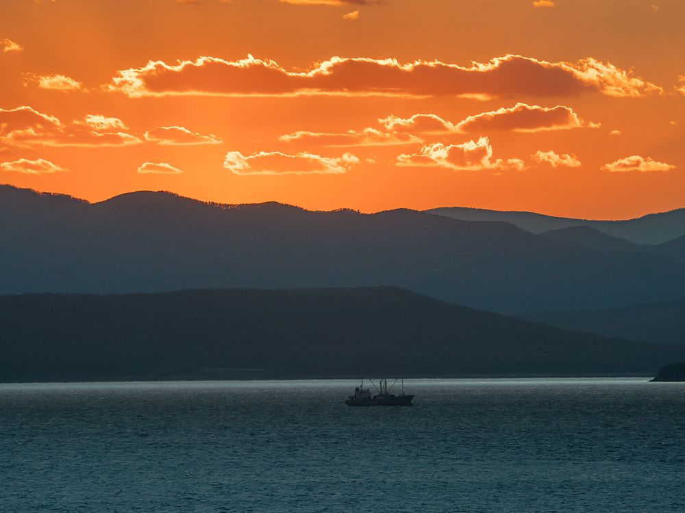 Солнце село за горами.