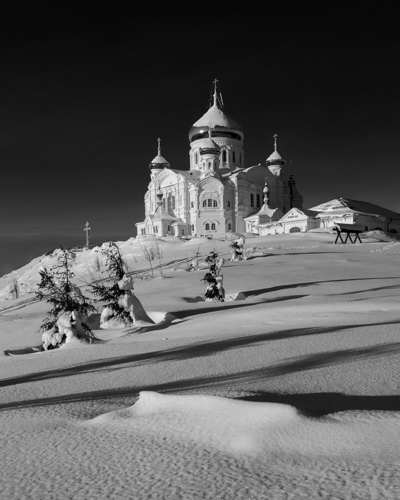 У стен Белогорского монастыря.