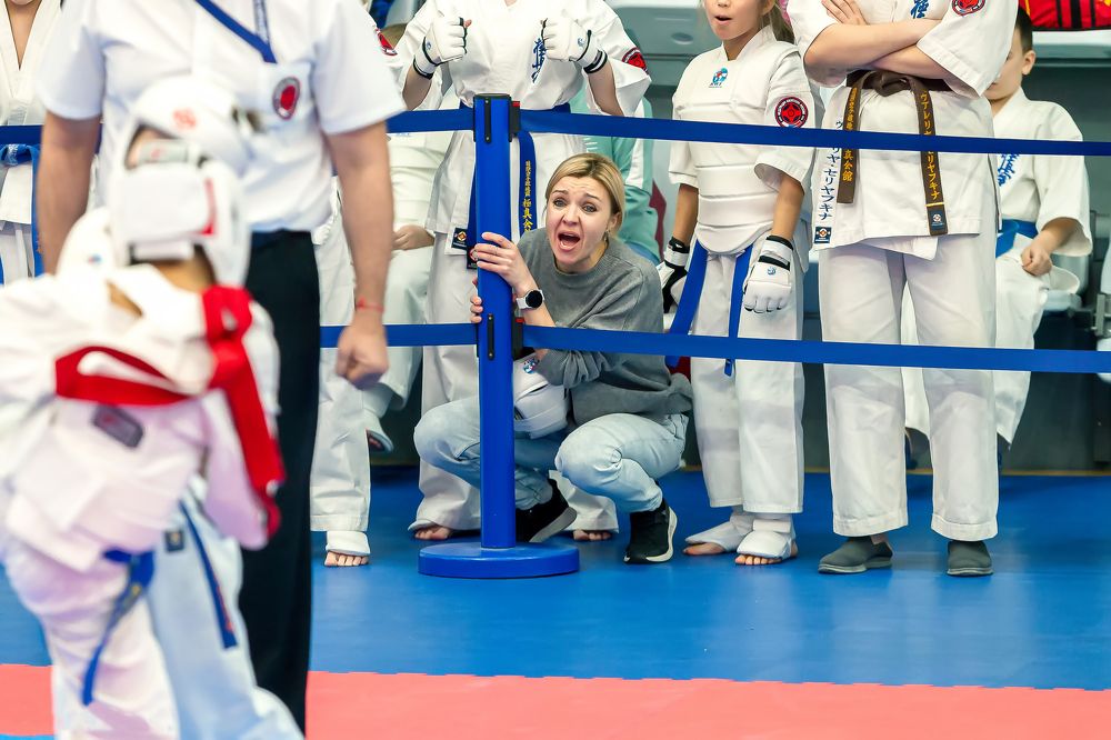 Мама болеет за сына