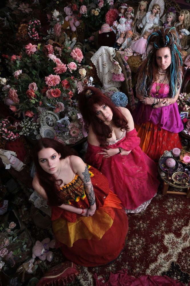 Women of the Chmelev family.