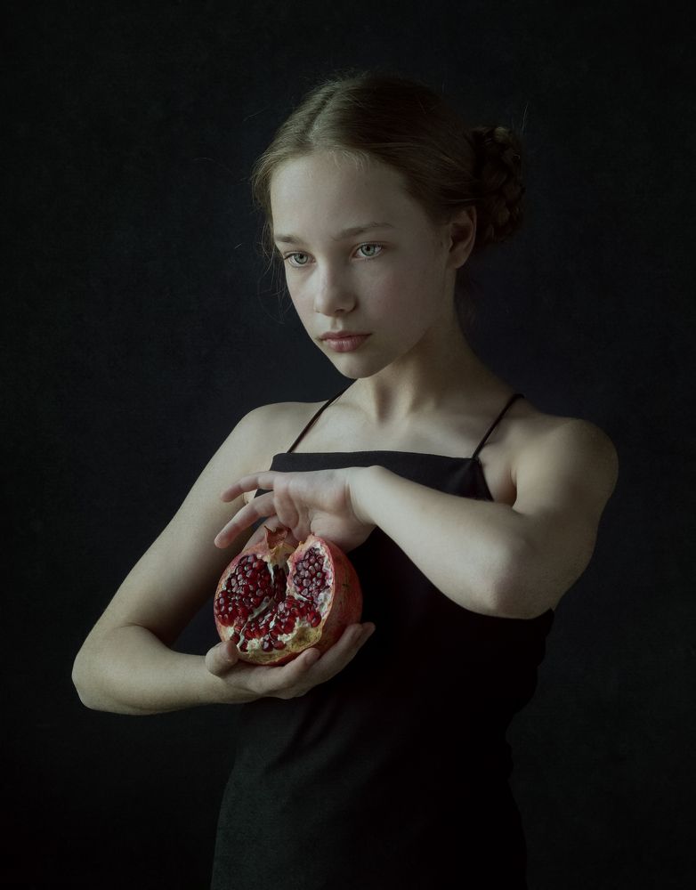 Девочка с гранатом