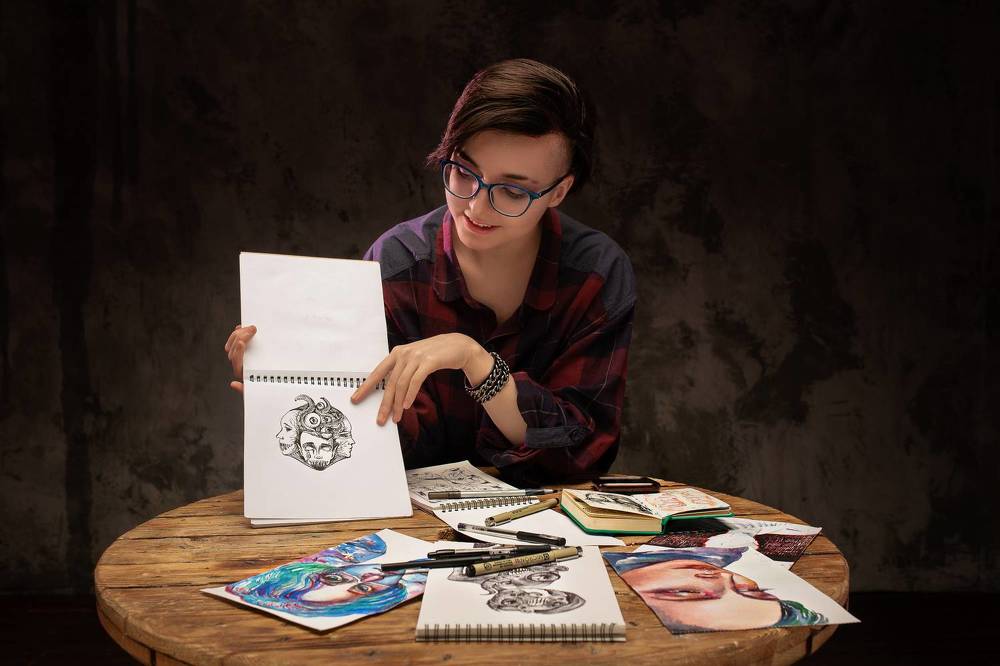 Художница в работе