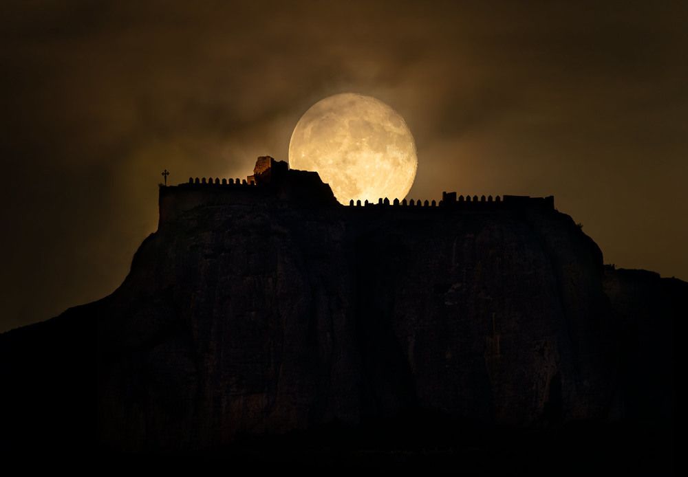 La luna nunca duerme sola