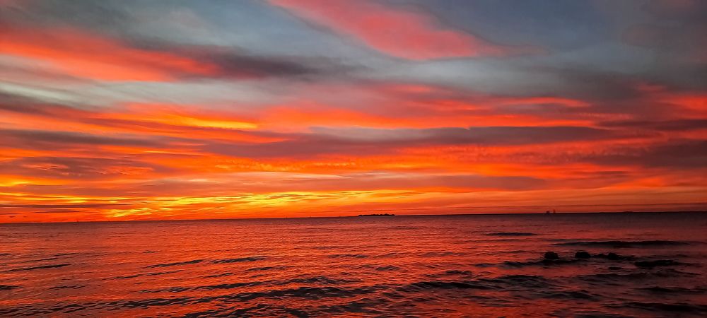 Обжигает пламенем солнце