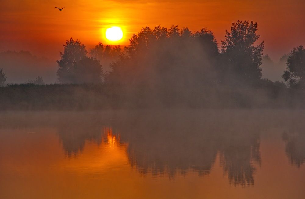 Восход над озером.