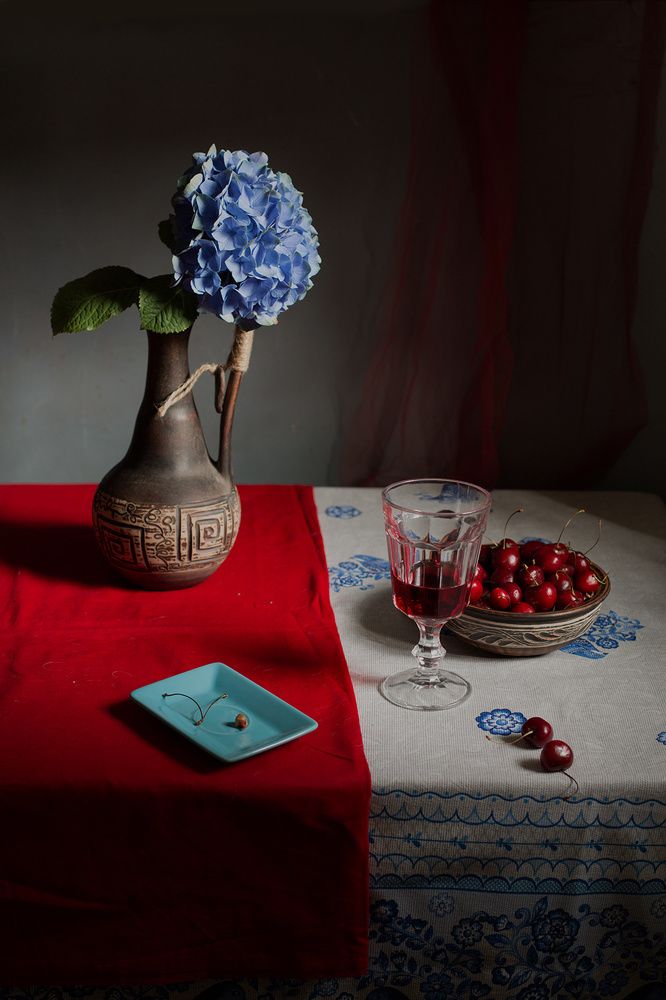 Голубая гортензия и черешня....