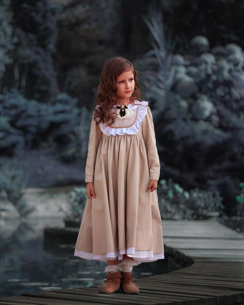 Есть в старом замке чёрный пруд...