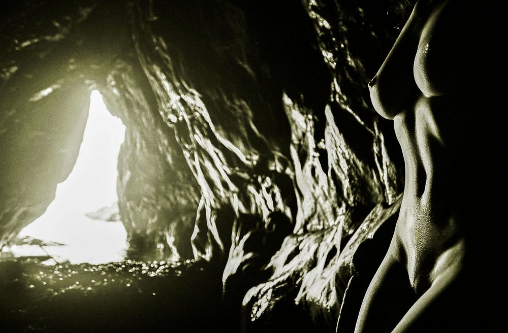 Обнажённая в гроте