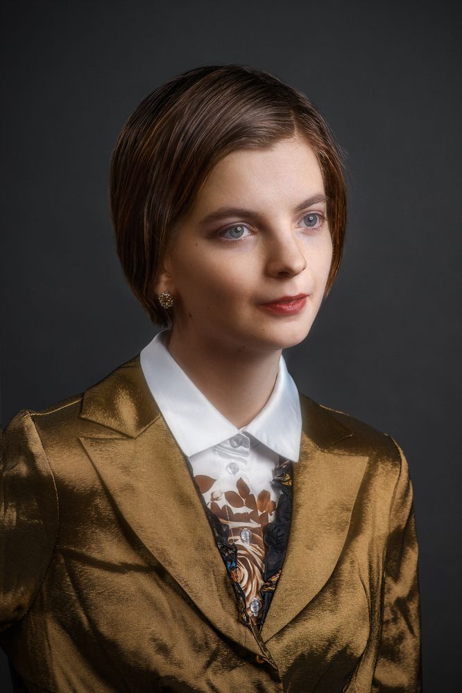 Портрет девушки в золотом