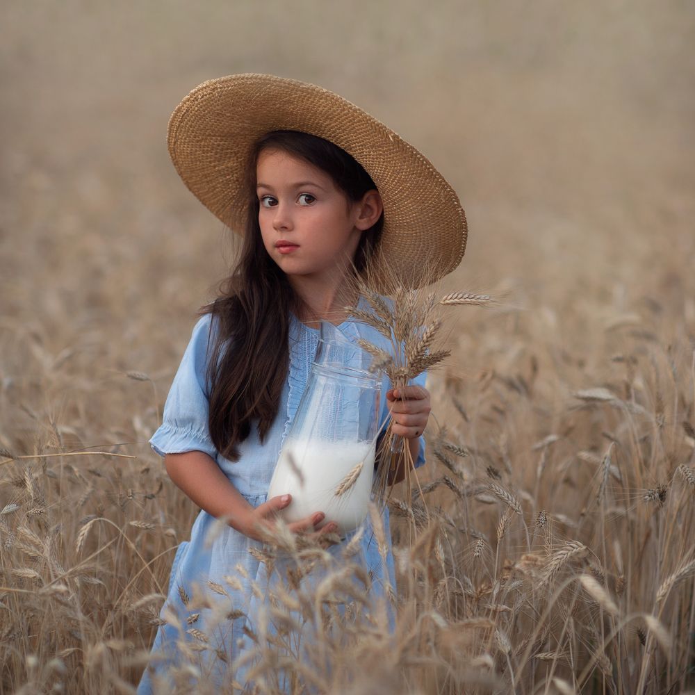 Ника в поле после заката