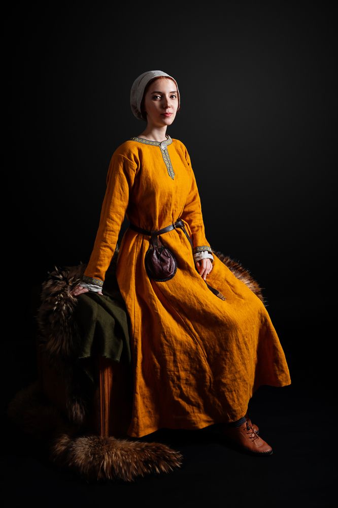 Девушка в жёлтом