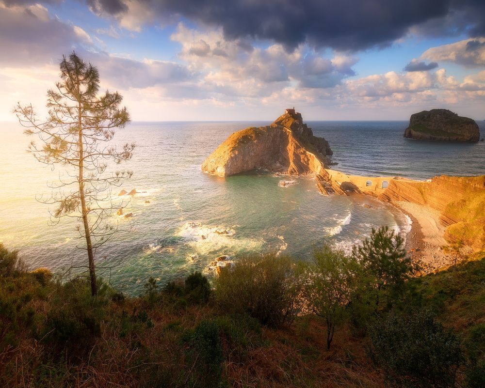 Закат над островом Сан-Хуан-де-Гастелугаче