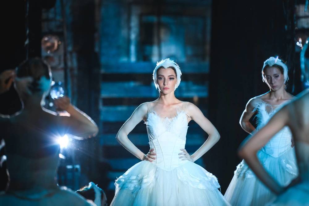 По ту сторону занавеса