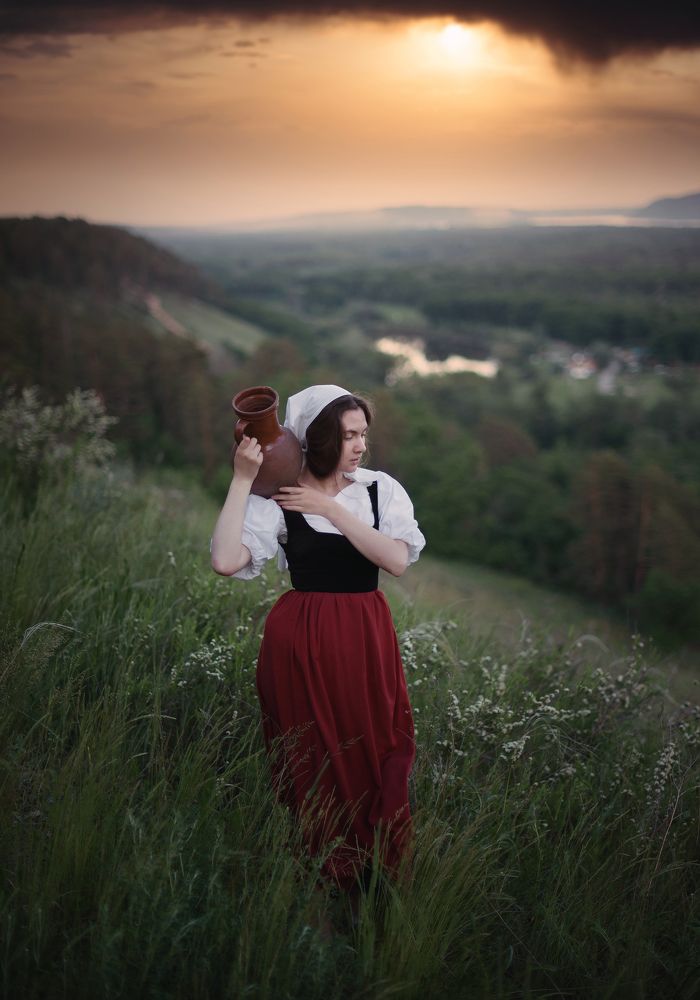 Девушка с кувшином