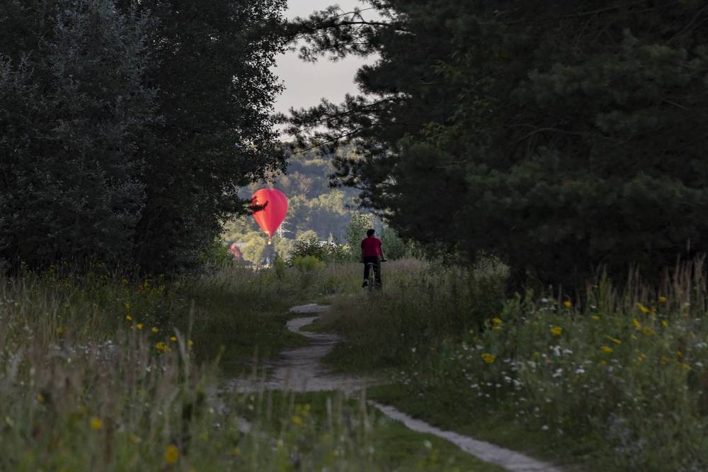 На большом воздушном шаре...