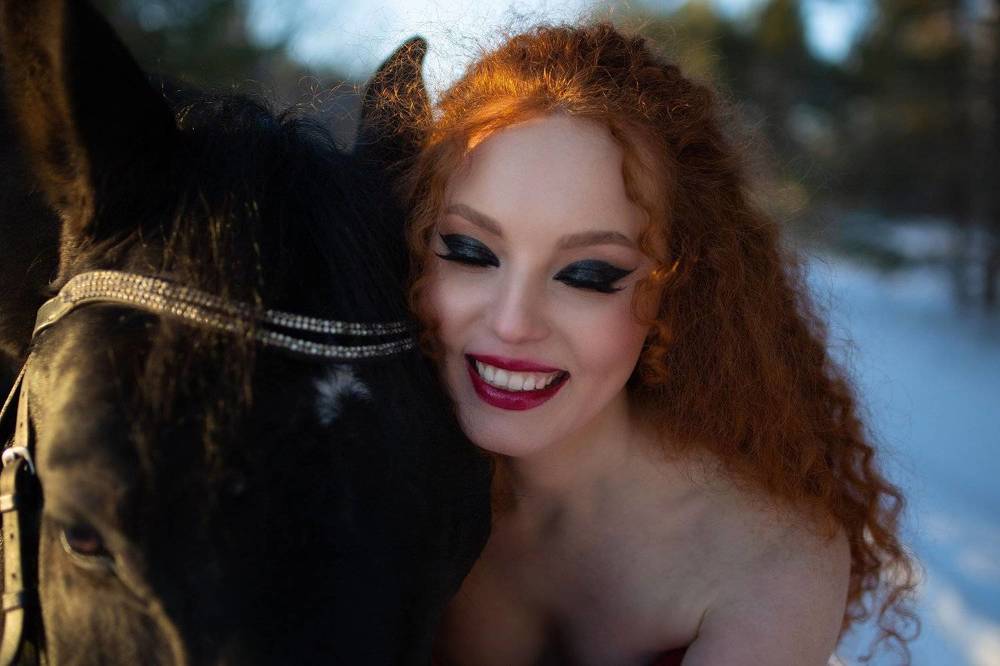 Рыжая Девушка