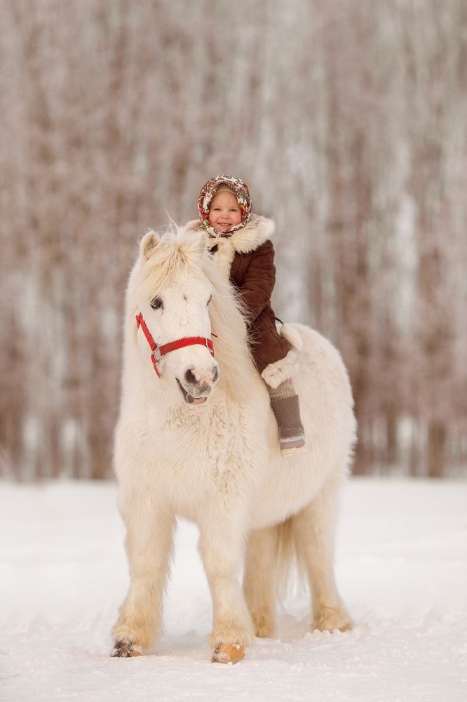 Малышка Кира и пони Дарик