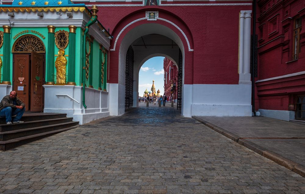 пешком по мостовой Красной Площади Москвы