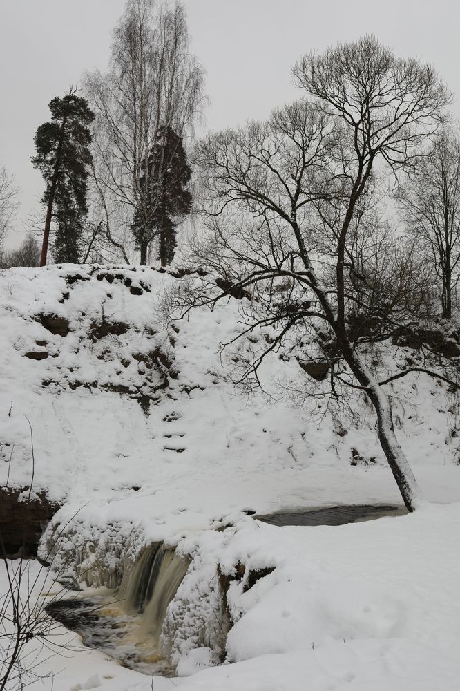 Зимний пейзаж с водопадом