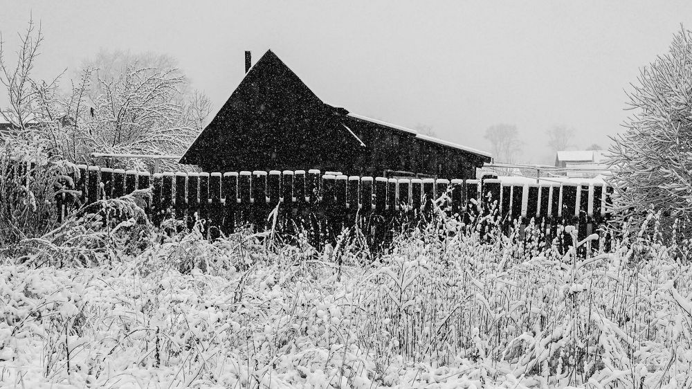 Дом в снегопаде