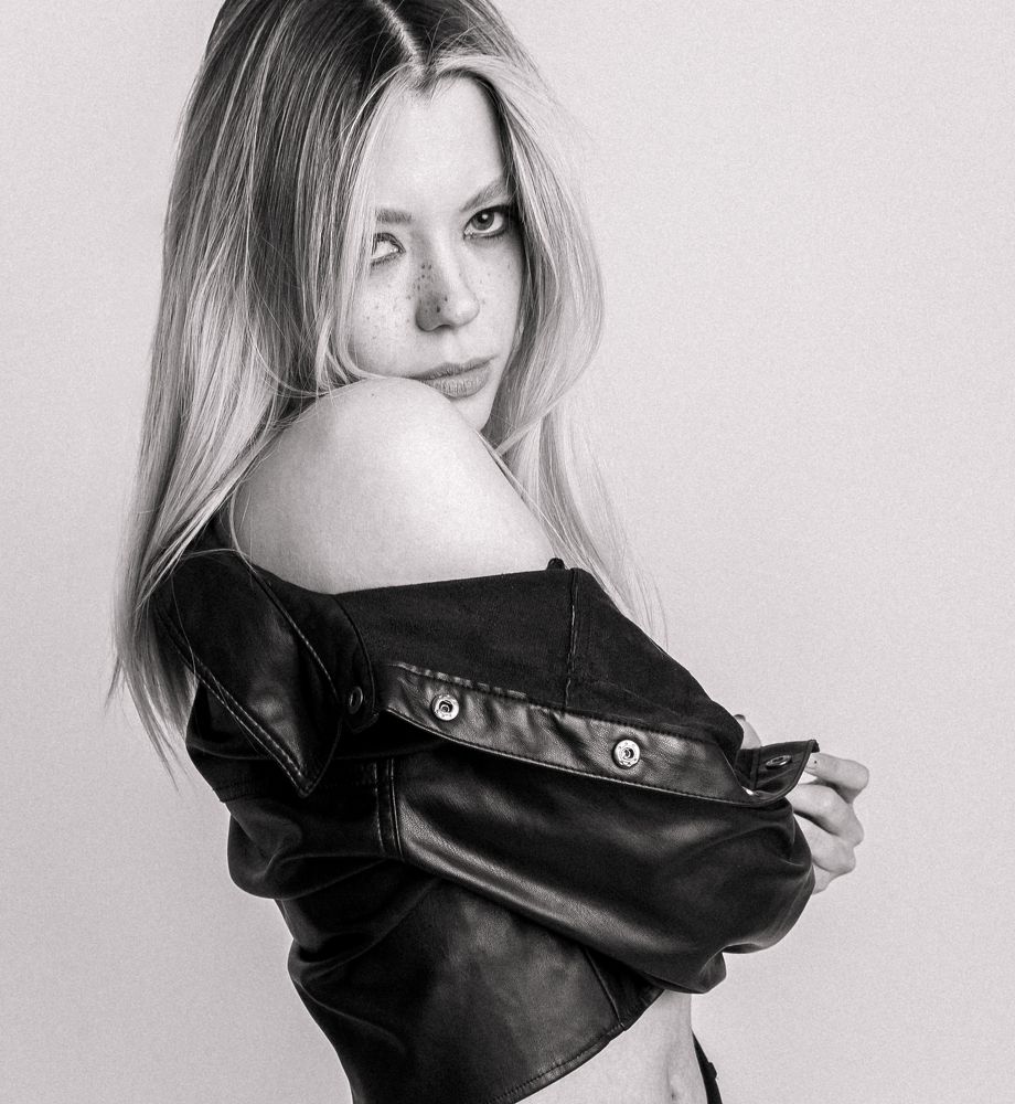 1 woman 3 situations