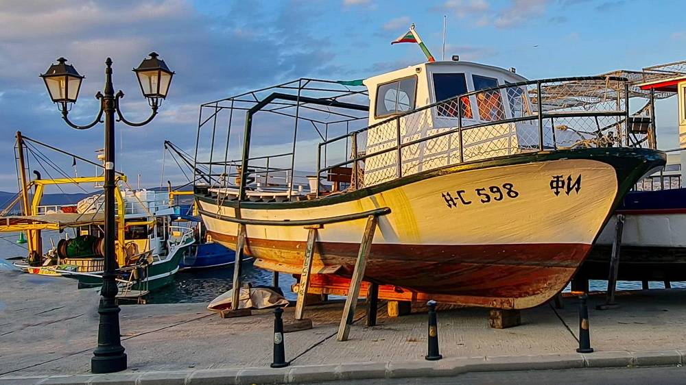 Вечерний город у моря.