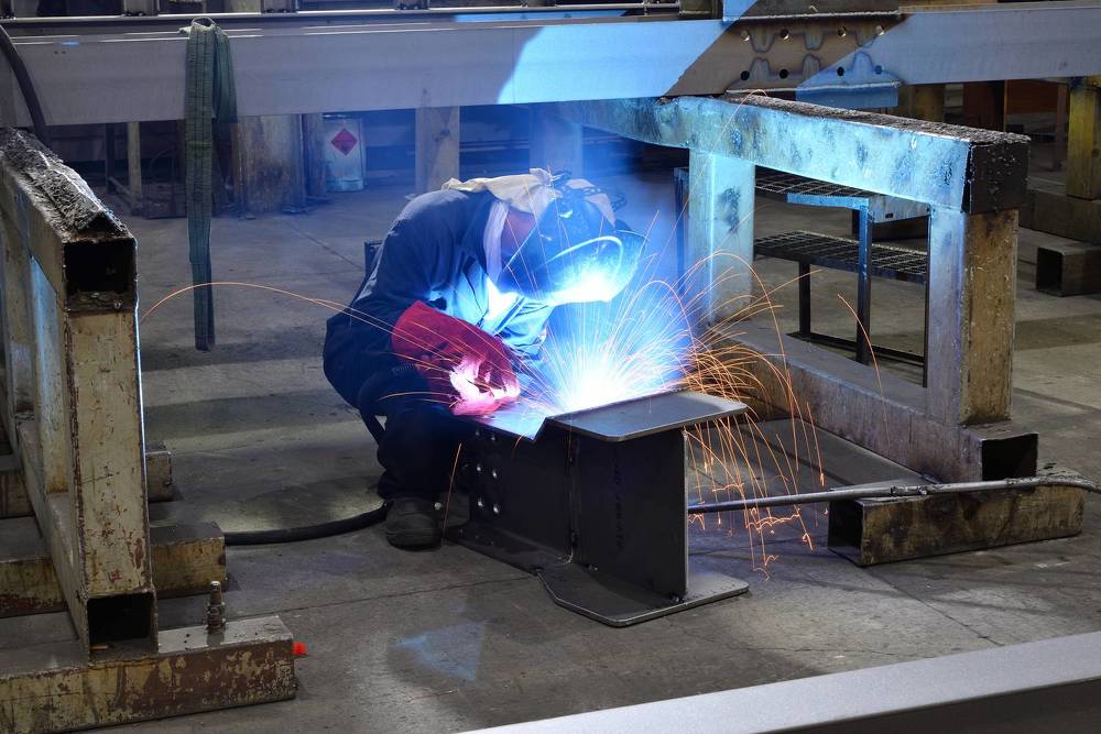 Сварщик на производстве