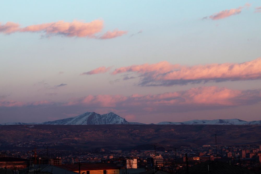 Розовый закат в городе