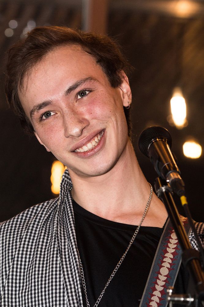 Музыкант и вокалист Anton White во время концерта