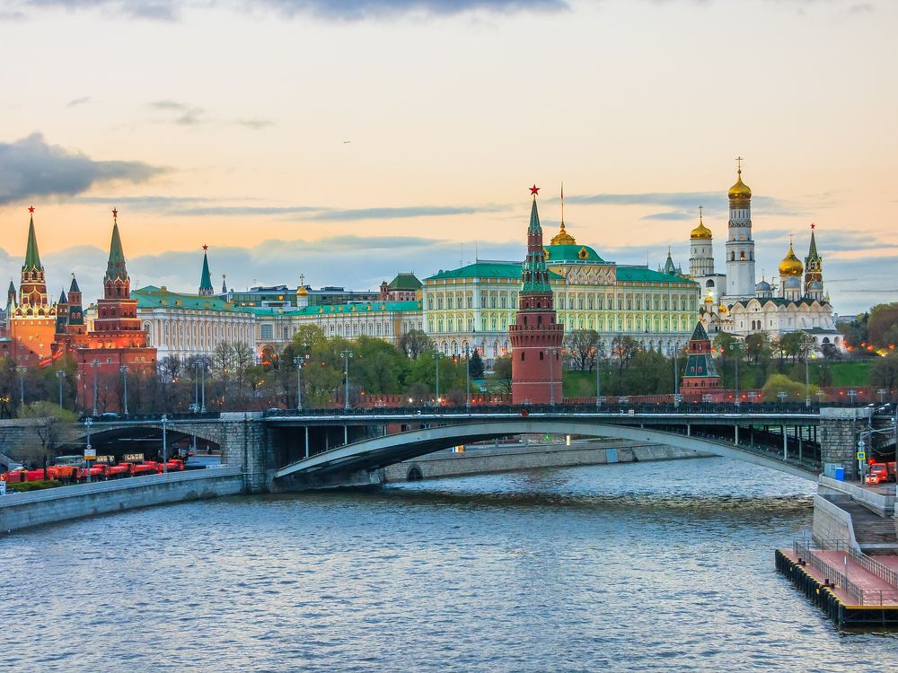 Москва. Храм Христа Спасителя на фоне Крымского моста. Храм Христа Спасителя в Москве — собор у Кремля на берегу Москвы-реки.