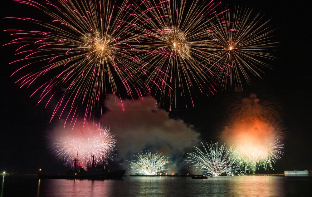 Огненные хризантемы.