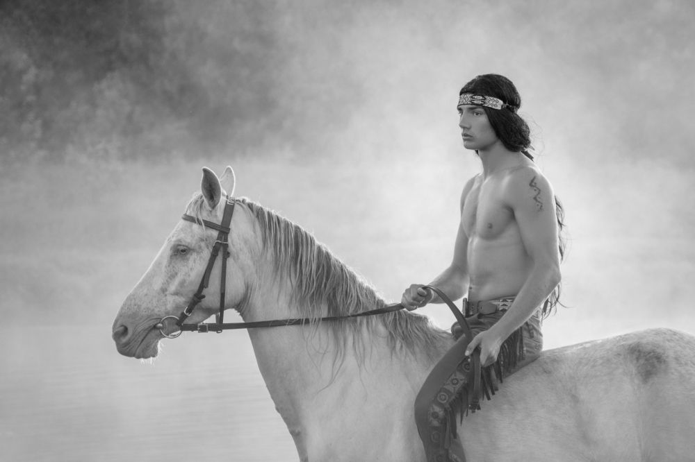 Индеец в рассветном тумане