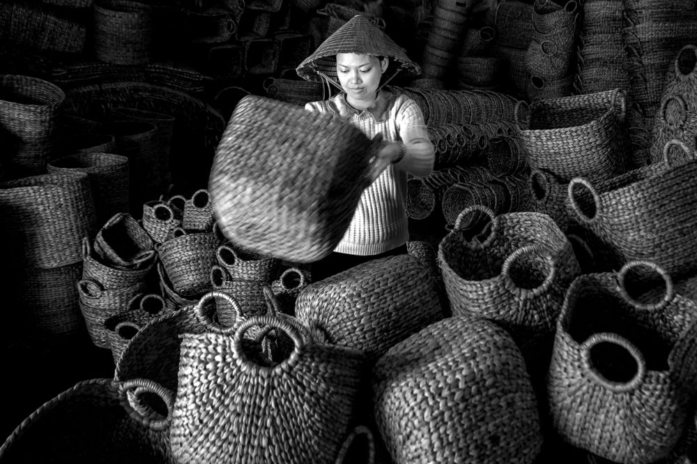 Thiếu nữ và giỏ Lục Bình