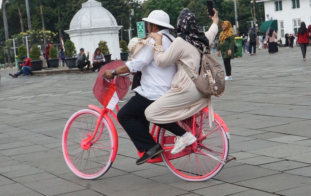 A husband and his wife cycling