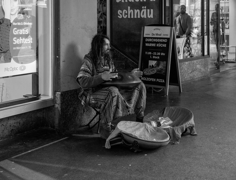 Уличный музыкант