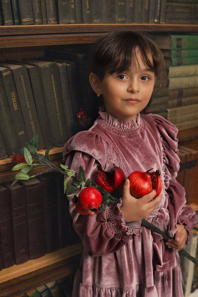 Девочка с гранатом