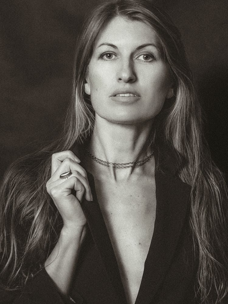 Женский портрет с кольцом