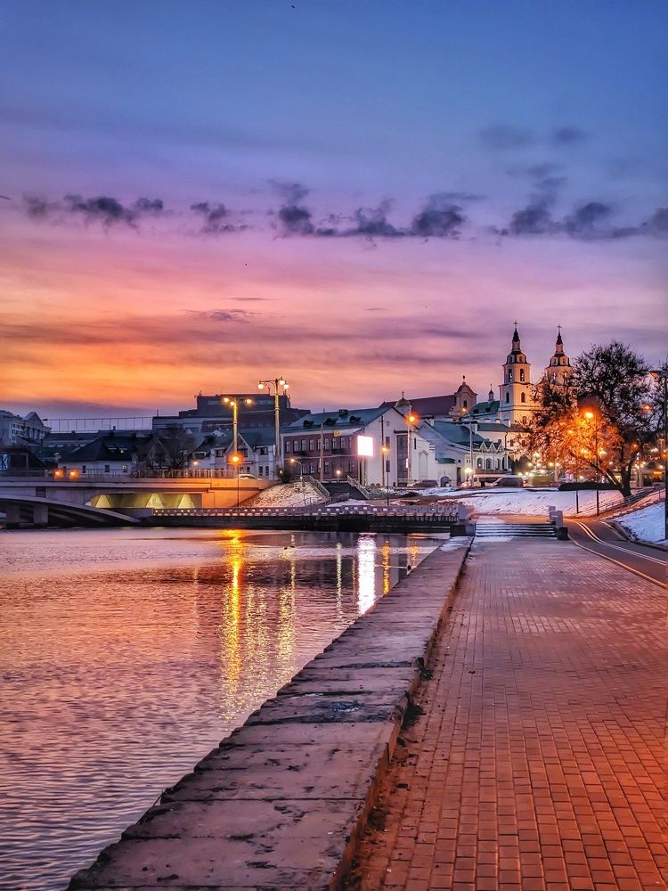 Рассветное утро в городе.