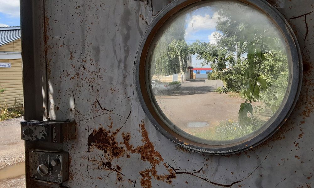 Земля в иллюминаторе заводской проходной