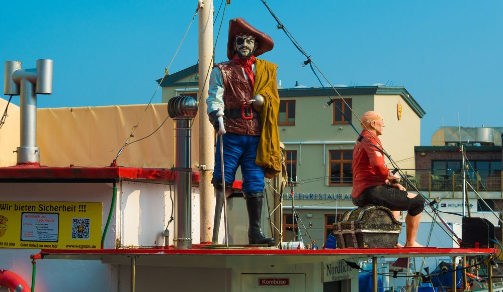 Пираты на корабле.