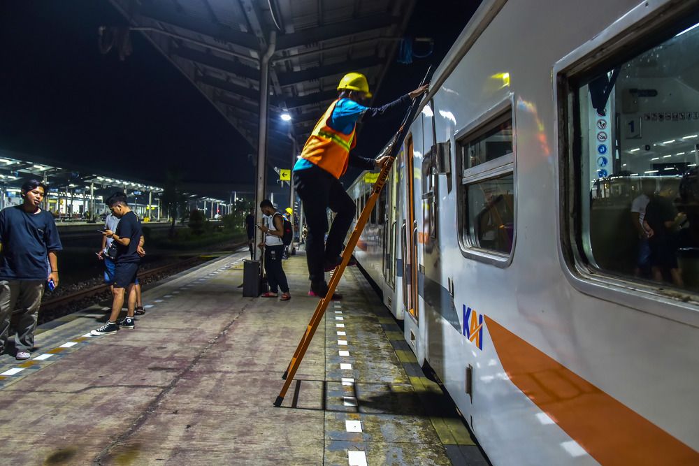 Officer fills water at train station
