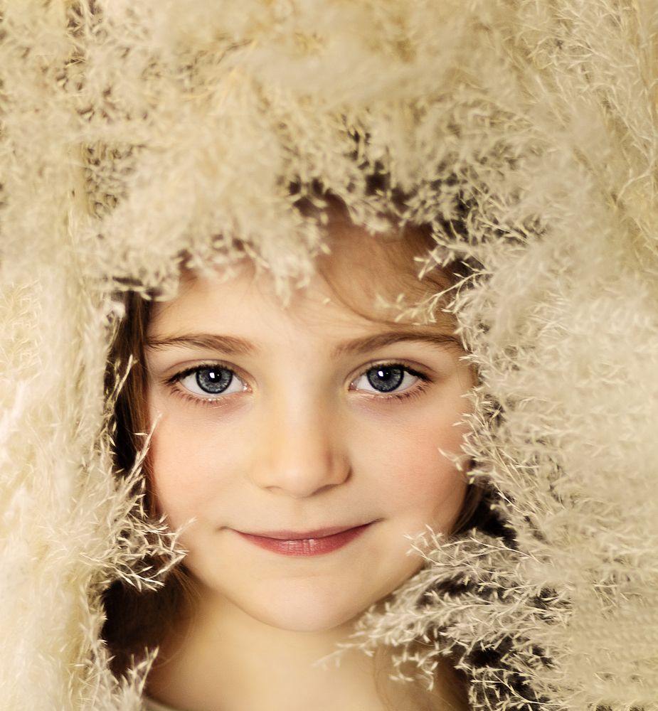 Girl between Plumpe Pampas