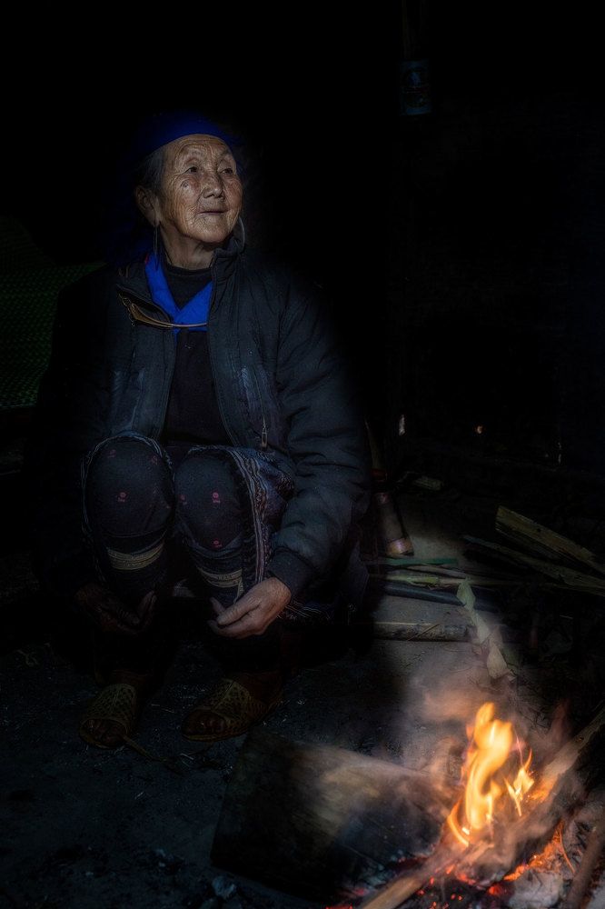 Cụ già người Mông bên bếp lửa