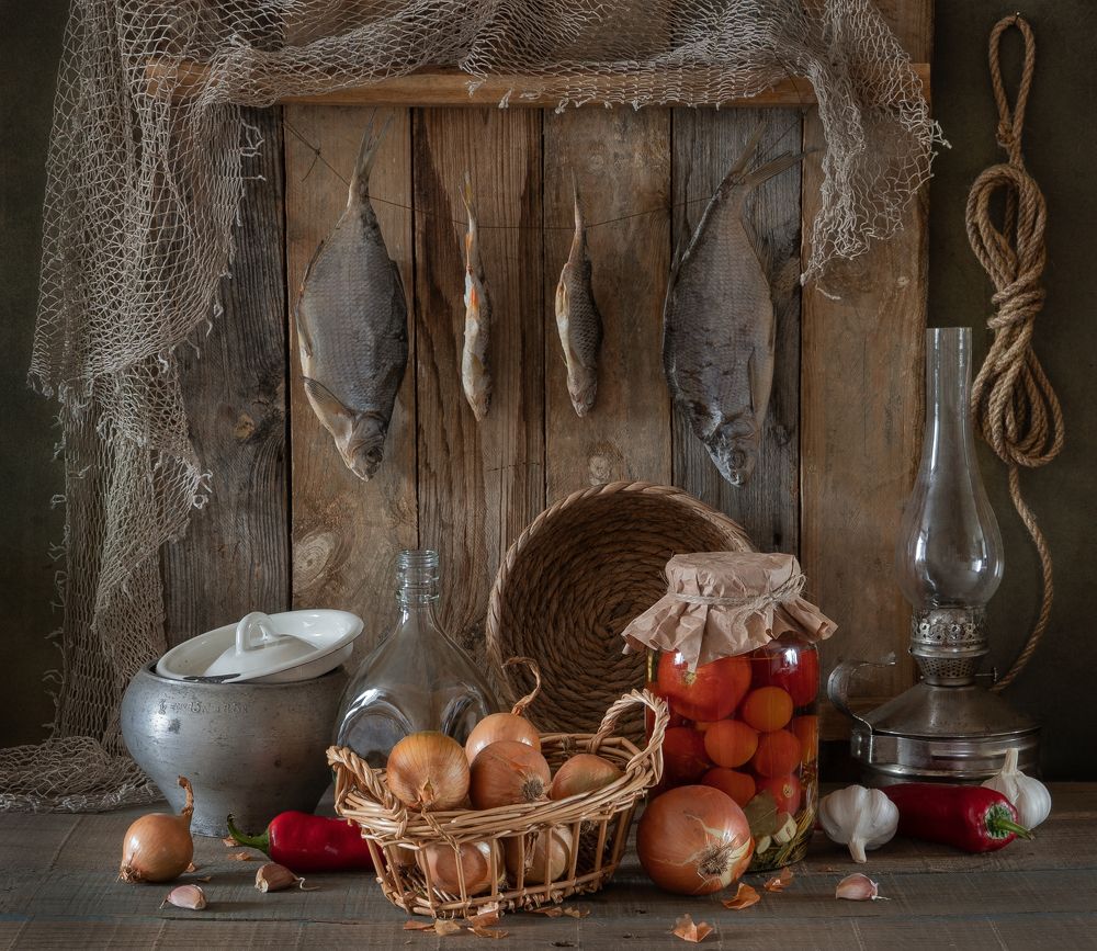 Нехитрая утварь в кладовке.